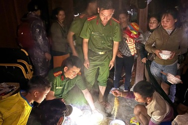Công an đưa gần 200 người dân đến trụ sở trú mưa, nấu mì tôm phục vụ bà con