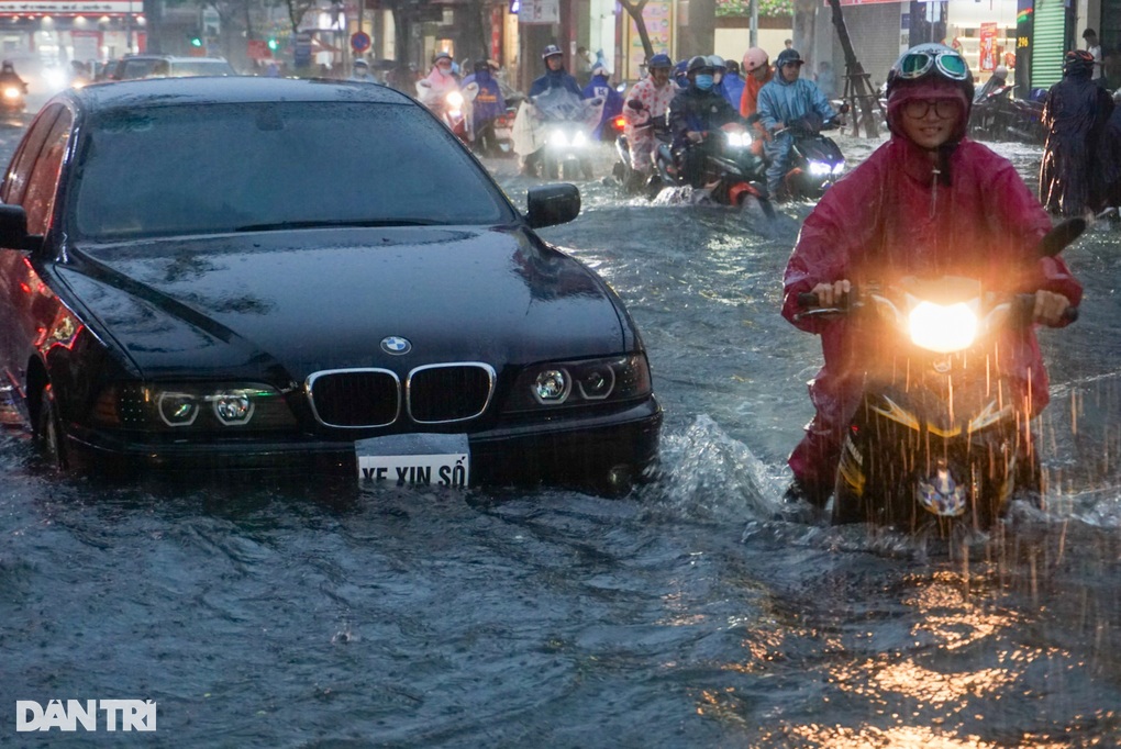 Người dân Đà Nẵng chật vật đưa xe thoát biển nước trên phố - 1 Người dân Đà Nẵng chật vật đưa xe thoát biển nước trên phố - 1