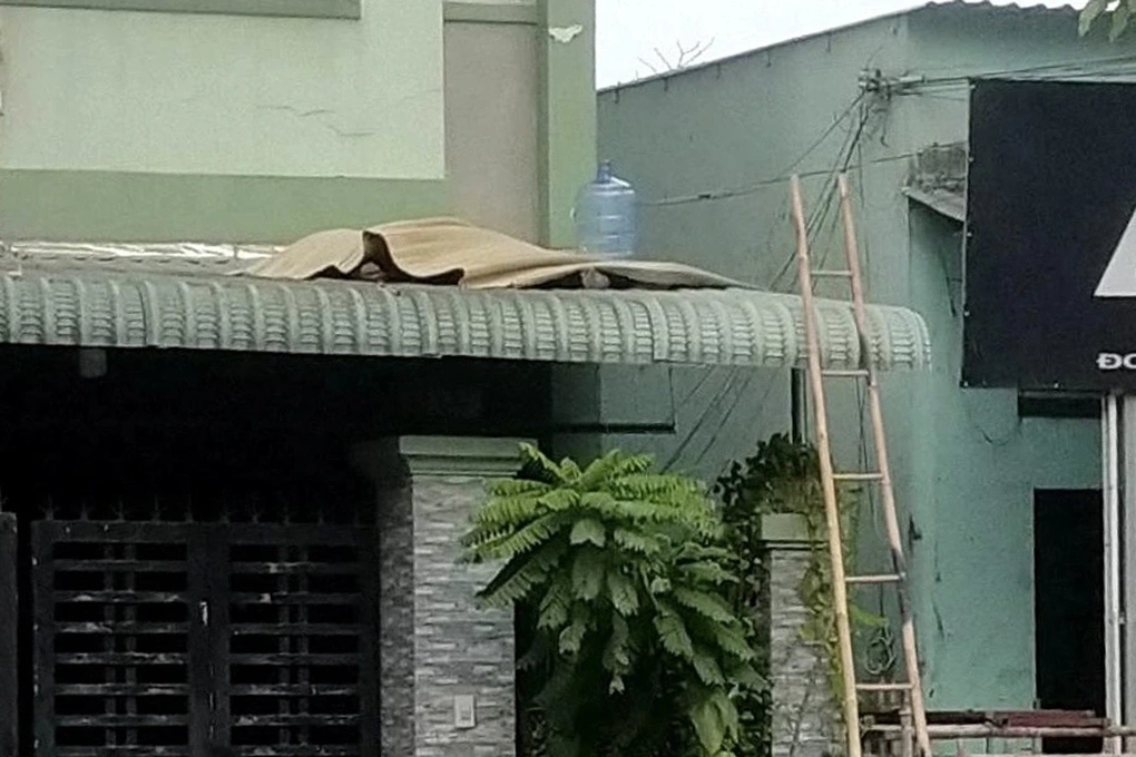 Nam thợ hàn nghi bị điện giật, tử vong trên mái nhà - 1 Nam thợ hàn nghi bị điện giật, tử vong trên mái nhà - 1