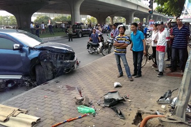 Hà Nội: Ô tô “nổi điên” làm loạn đường phố, một người tử vong