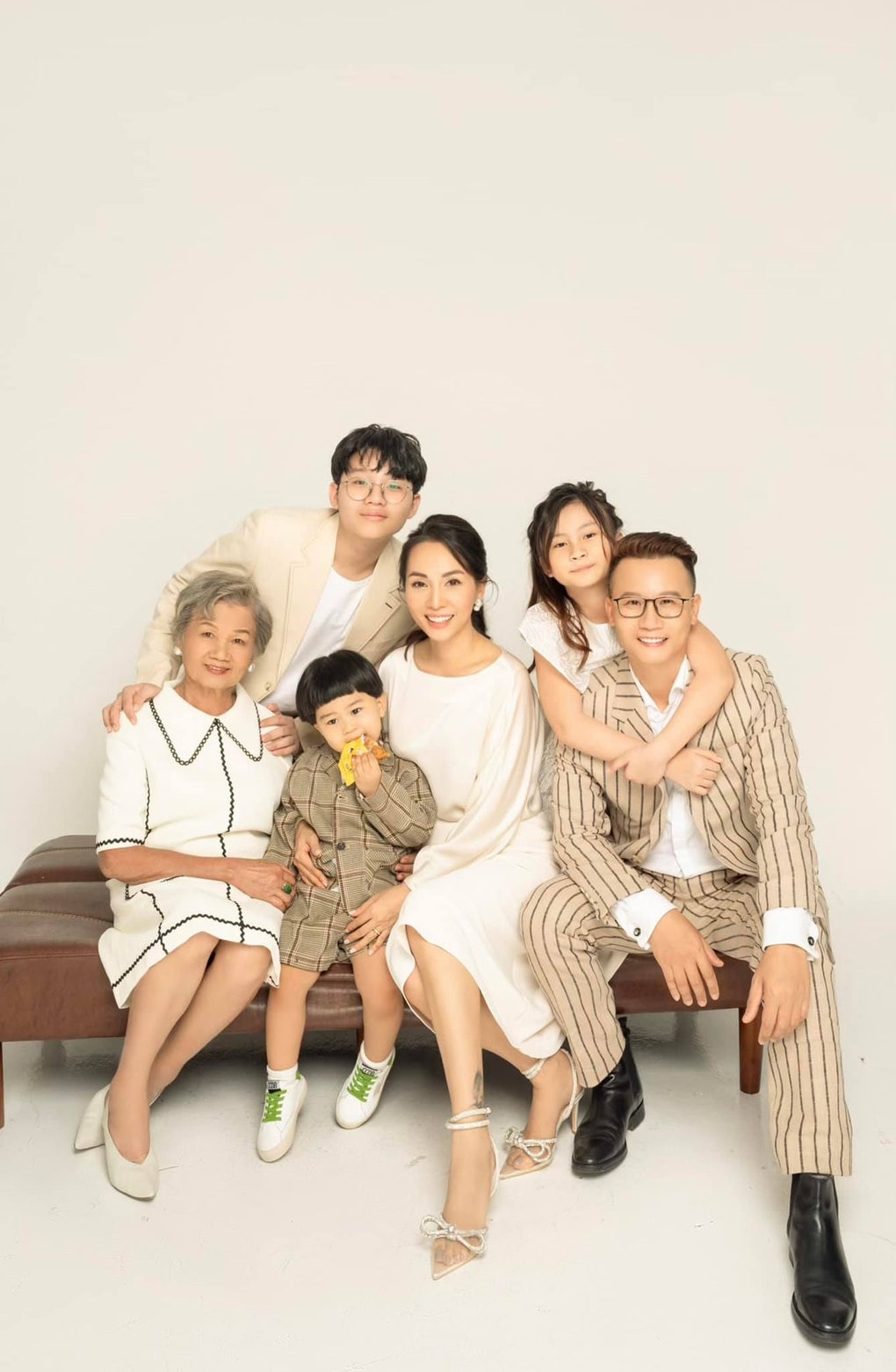 Ca sĩ Hoàng Bách: Nhiều người thấy tiếc khi tôi lập gia đình sớm - 5 Ca sĩ Hoàng Bách: Nhiều người thấy tiếc khi tôi lập gia đình sớm - 5