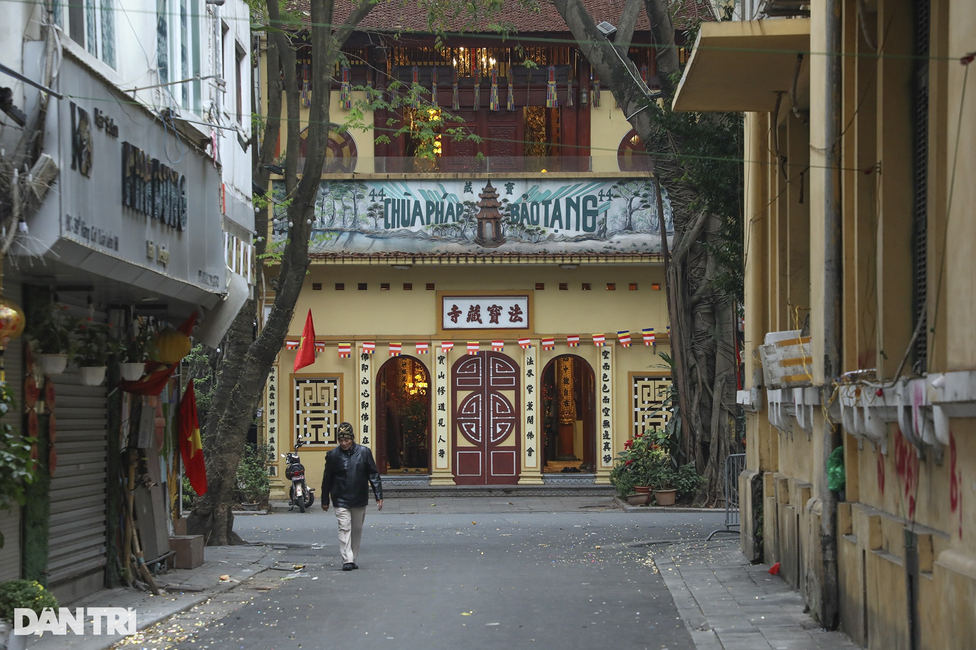 Không khí sáng mùng một: Hà Nội vắng vẻ, sâu lắng trong sắc hoa đào - 2 Không khí sáng mùng một: Hà Nội vắng vẻ, sâu lắng trong sắc hoa đào - 2