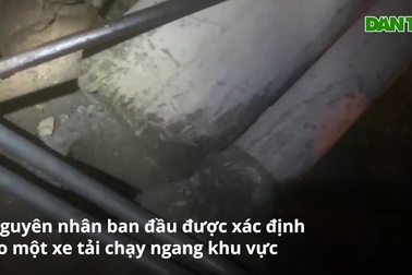 Trụ điện bất ngờ đổ sập đè nhà dân trong đêm