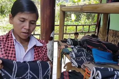 Phụ nữ Cơtu dệt thổ cẩm