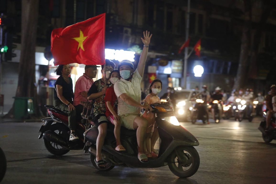 Đông nghẹt người đổ về Hồ Gươm ăn mừng U23 Việt Nam chiến thắng - 10 Đông nghẹt người đổ về Hồ Gươm ăn mừng U23 Việt Nam chiến thắng - 10