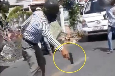 Vụ rút súng sau va chạm giao thông: Súng giả bằng nhựa