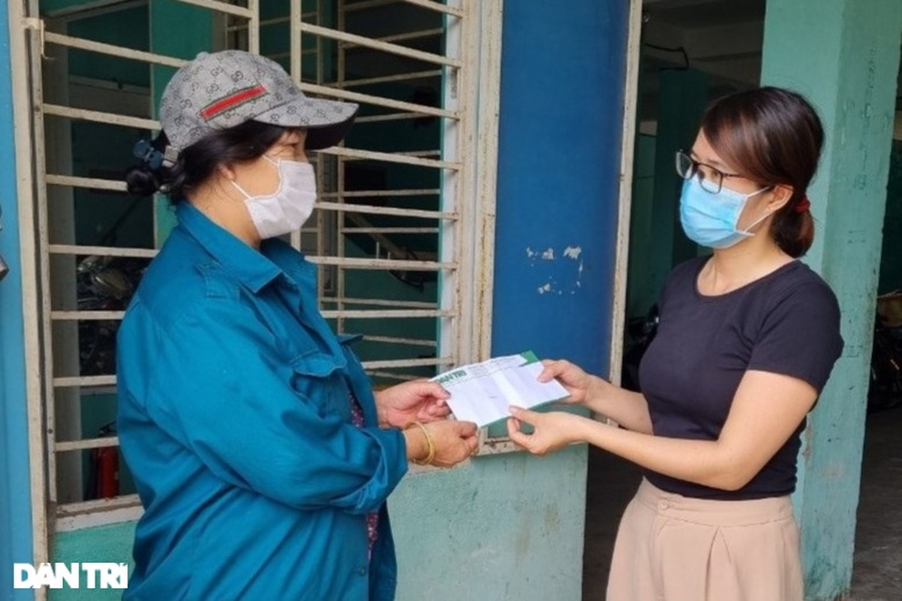 Trao tặng 50 triệu đồng gia đình có công ở miền Trung - Tây Nguyên - 2 Trao tặng 50 triệu đồng gia đình có công ở miền Trung - Tây Nguyên - 2
