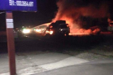 Xe chở hàng điện lạnh bất ngờ bốc cháy trong đêm