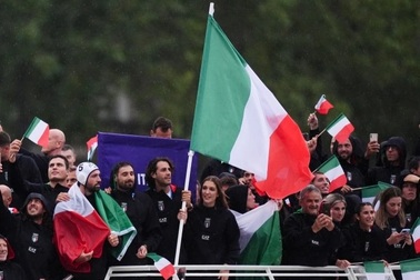 VĐV xin lỗi vợ vì làm mất nhẫn cưới ở lễ khai mạc Olympic Paris 2024