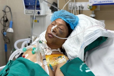 Mỗi ngày viện phí 20 triệu, con trai bất lực nhìn mẹ giành giật sự sống