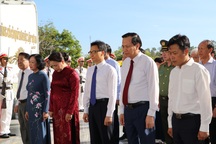 Chủ tịch Quốc hội dâng hương Tượng đài liệt sĩ và Tượng đài Bà mẹ VNAH