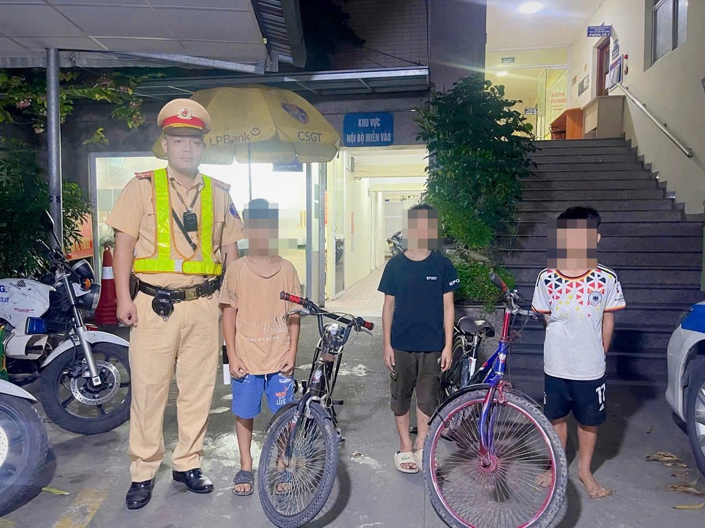 Đạp xe đi chơi rồi bị lạc cách nhà hơn 30km, 3 cháu nhỏ được CSGT hỗ trợ - 1 Đạp xe đi chơi rồi bị lạc cách nhà hơn 30km, 3 cháu nhỏ được CSGT hỗ trợ - 1