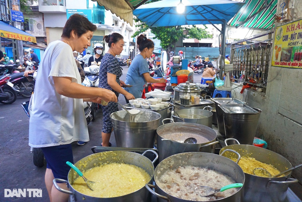 Quán chè 16 món tồn tại hơn nửa thế kỷ ở TPHCM, mỗi ngày bán gần 1.000 chén - 1 Quán chè 16 món tồn tại hơn nửa thế kỷ ở TPHCM, mỗi ngày bán gần 1.000 chén - 1