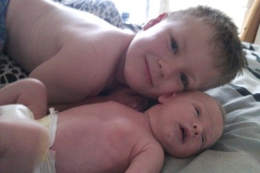 Bé trai 5 tuổi làm “bà mụ” cực đỉnh