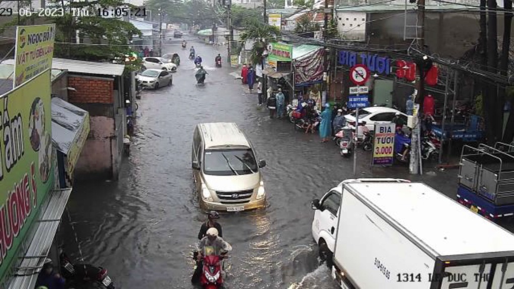 Đường ở TPHCM ngập lênh láng sau cơn mưa chiều - 1 Đường ở TPHCM ngập lênh láng sau cơn mưa chiều - 1