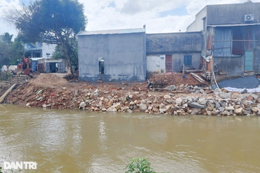 Lấn chiếm lòng sông để làm đường ở Bình Định, huyện bị "tuýt còi"