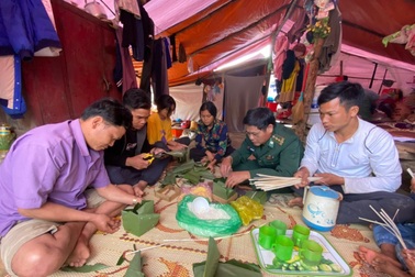 Tết đặc biệt nơi lán tạm của người dân vùng sạt lở đất