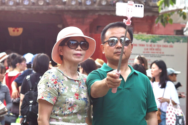 Hội An tấp nập du khách đến tham quan dịp lễ sau tranh cãi thu phí