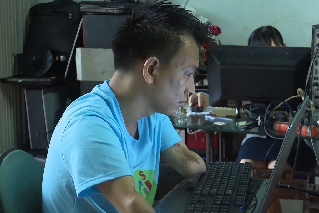 Thanh niên khuyết tật mở lớp dạy nghề cho người cùng cảnh ngộ - 4 Thanh niên khuyết tật mở lớp dạy nghề cho người cùng cảnh ngộ - 4