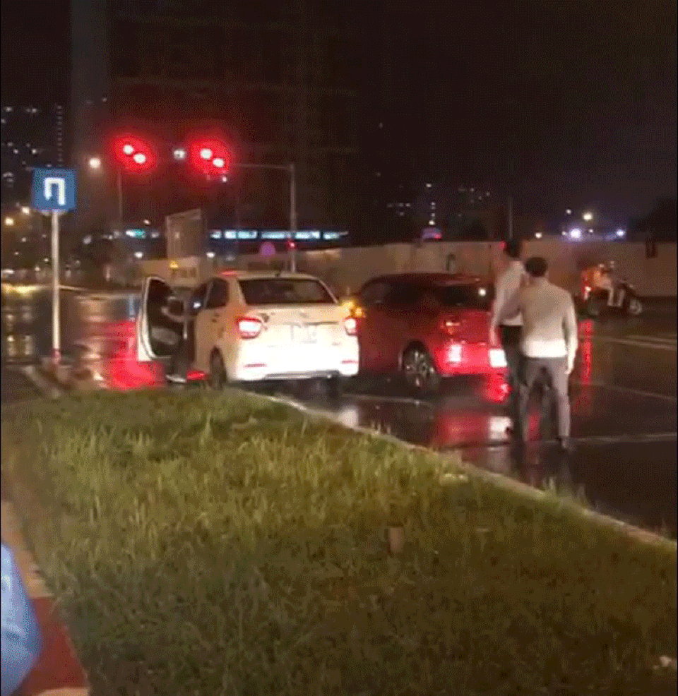 Hà Nội: Truy tìm ô tô lùi xe, xô đổ nhiều xe máy đang chờ đèn đỏ - 1 Hà Nội: Truy tìm ô tô lùi xe, xô đổ nhiều xe máy đang chờ đèn đỏ - 1