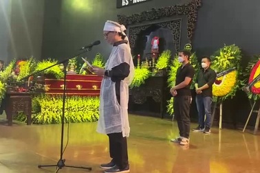 Đạo diễn Trần Lực bật khóc tiễn biệt bố - NSND Trần Bảng