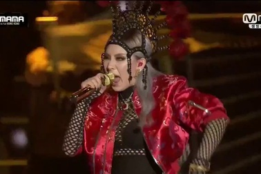 Nhóm 2NE1 sôi động trên sân khấu Hồng Kông