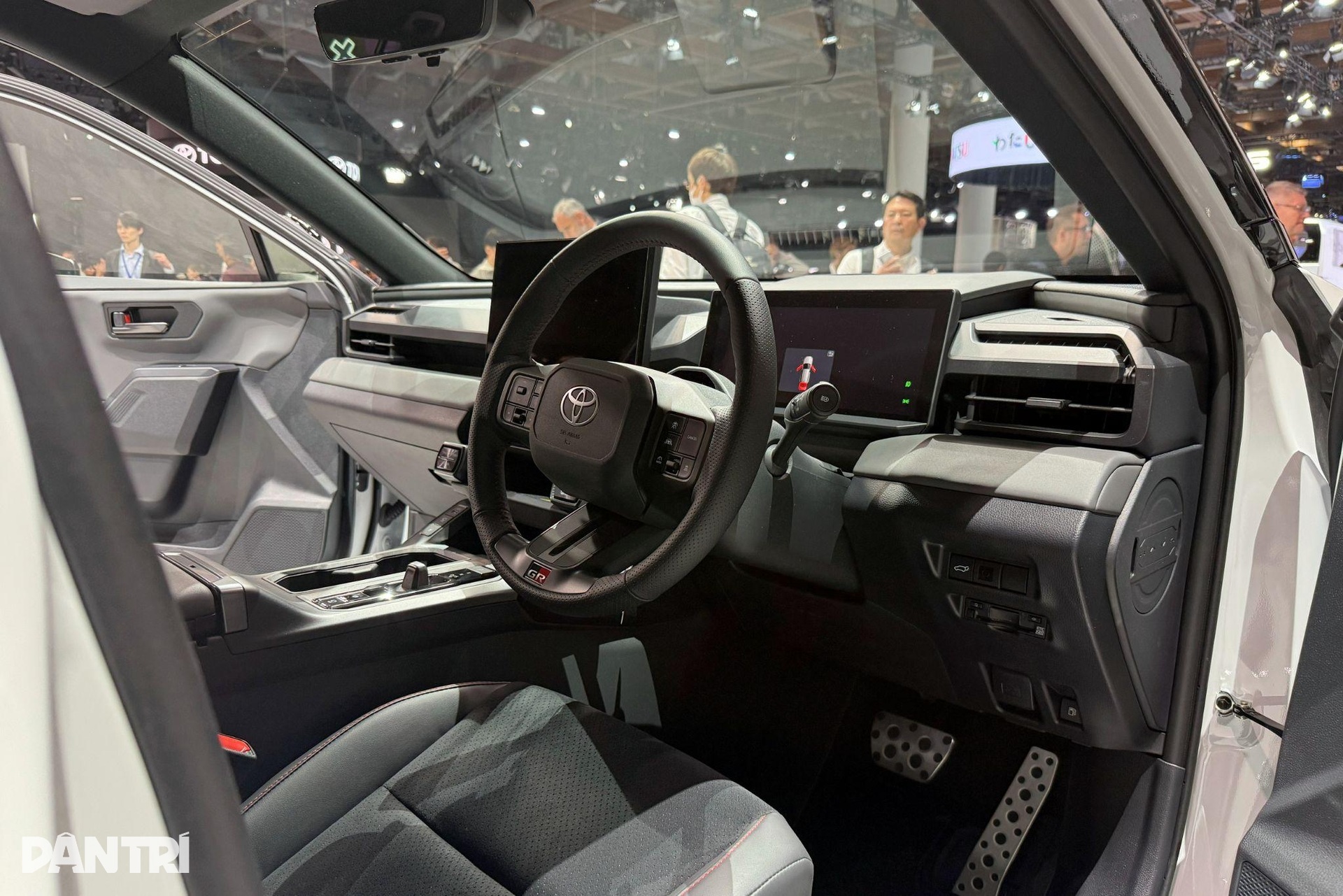 Cận cảnh Toyota RAV4 2026: “Lột xác” toàn diện, thông minh như xe điện - 5 Cận cảnh Toyota RAV4 2026: “Lột xác” toàn diện, thông minh như xe điện - 5