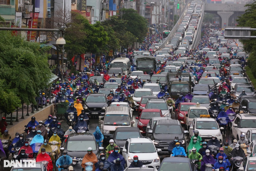 Mưa kéo dài, nhiều tuyến phố ở Hà Nội ùn tắc trong sáng đầu tuần - 6 Mưa kéo dài, nhiều tuyến phố ở Hà Nội ùn tắc trong sáng đầu tuần - 6