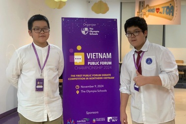 Hai học sinh trường công vô địch cuộc thi tranh biện tiếng Anh quốc tế
