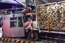 Xe tải lao vào trạm thu phí, hất bay một nhân viên