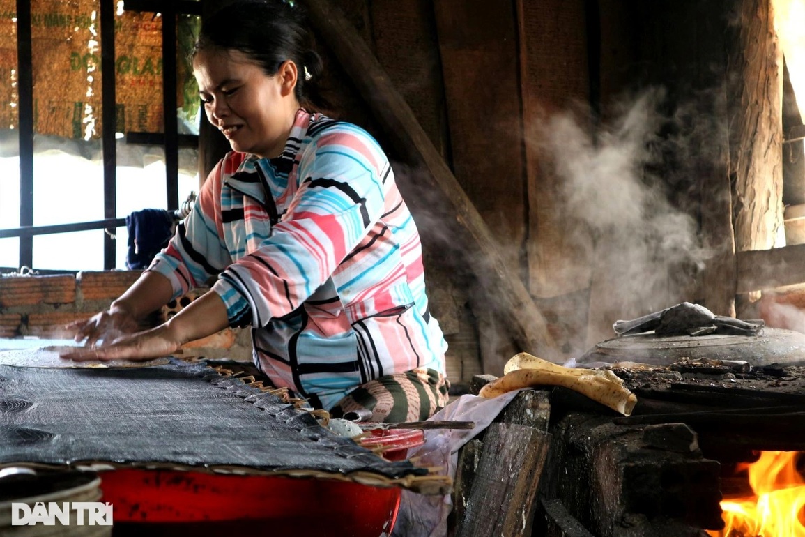 Nắng lên, làng bánh tráng Phú Triêm rực lửa đón Tết - 6 Nắng lên, làng bánh tráng Phú Triêm rực lửa đón Tết - 6