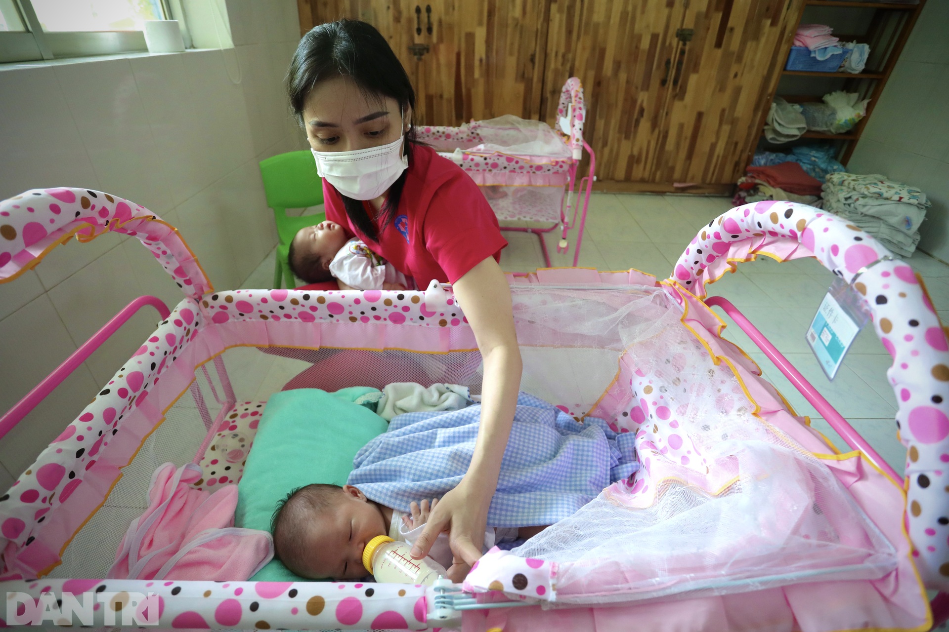 Khi tiếp viên hàng không làm bảo mẫu cho những trẻ sơ sinh có mẹ là F0 - 4 Khi tiếp viên hàng không làm bảo mẫu cho những trẻ sơ sinh có mẹ là F0 - 4