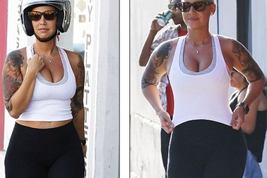 Người mẫu Mỹ mặc sexy lái mô tô “khủng”