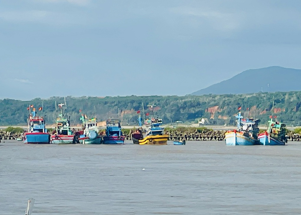 Lũ dâng cao, 7 tàu thuyền ở Phan Thiết bị cuốn trôi - 1 Lũ dâng cao, 7 tàu thuyền ở Phan Thiết bị cuốn trôi - 1