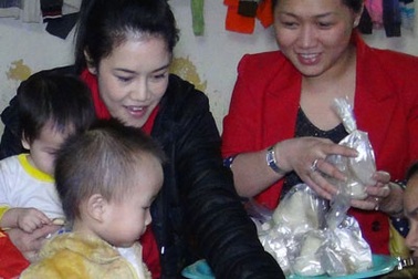 Vợ chồng ca sỹ Thu Phương  làm từ thiện tại chùa Bồ Đề