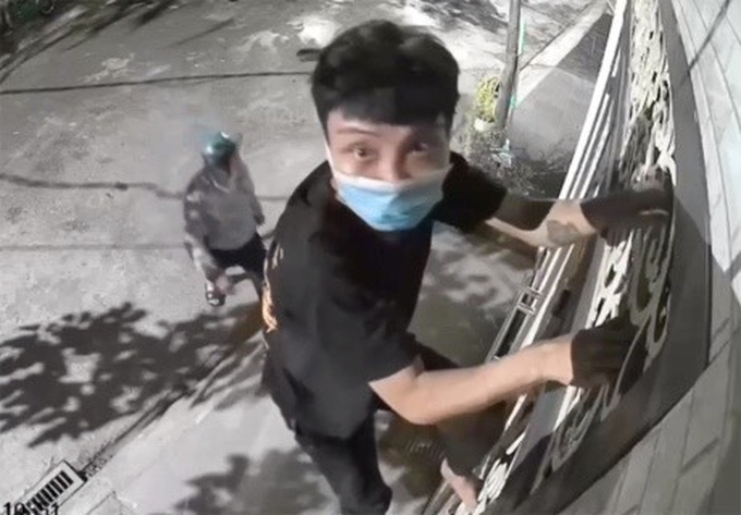 Camera ghi hình một đối tượng trộm cắp.