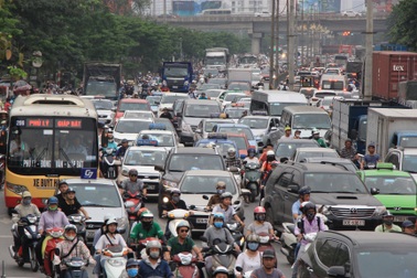 Người dân đổ về quê nghỉ lễ, cửa ngõ Hà Nội ùn tắc kinh hoàng