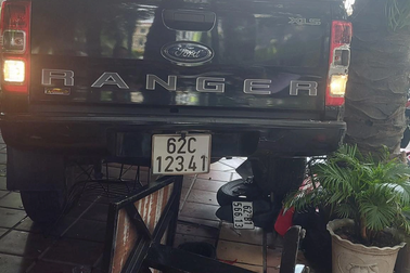 Ô tô "không người lái" lao vào quán cà phê, một người bị thương