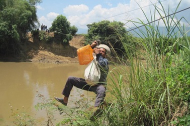 Bị ngã khi đu dây qua sông, một người tử vong