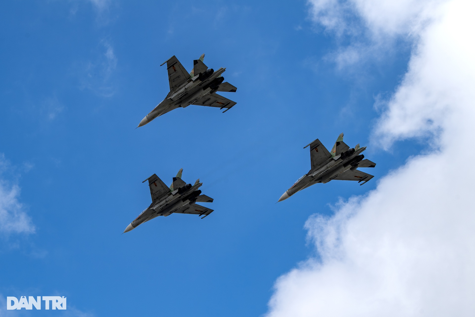 Rực rỡ và kiêu hùng màn biểu diễn bắn đạn nhiễu của hổ mang chúa SU-30MK2 - 4 Rực rỡ và kiêu hùng màn biểu diễn bắn đạn nhiễu của hổ mang chúa SU-30MK2 - 4