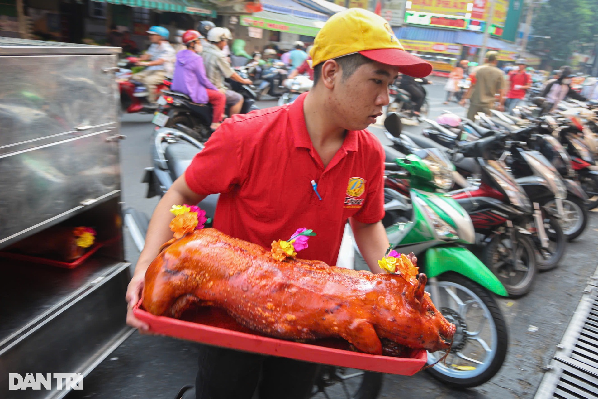 Phố cá lóc nướng, tiệm vịt quay ở TPHCM chật kín người ngày vía Thần Tài - 13 Phố cá lóc nướng, tiệm vịt quay ở TPHCM chật kín người ngày vía Thần Tài - 13