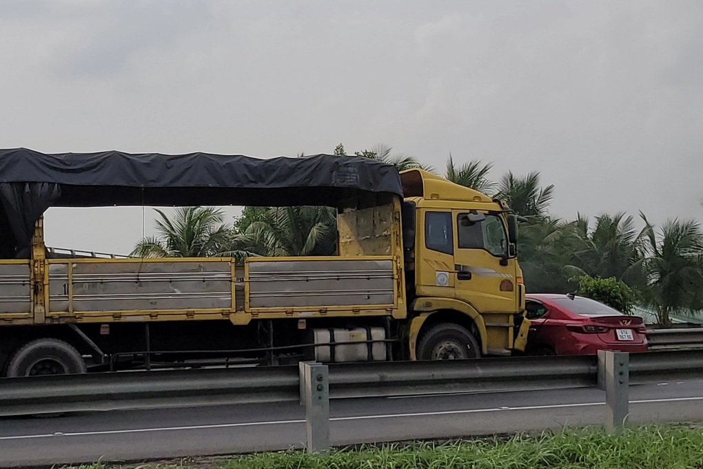 Kẹt xe kéo dài trên cao tốc TPHCM - Trung Lương sau vụ tai nạn giao thông - 2 Kẹt xe kéo dài trên cao tốc TPHCM - Trung Lương sau vụ tai nạn giao thông - 2