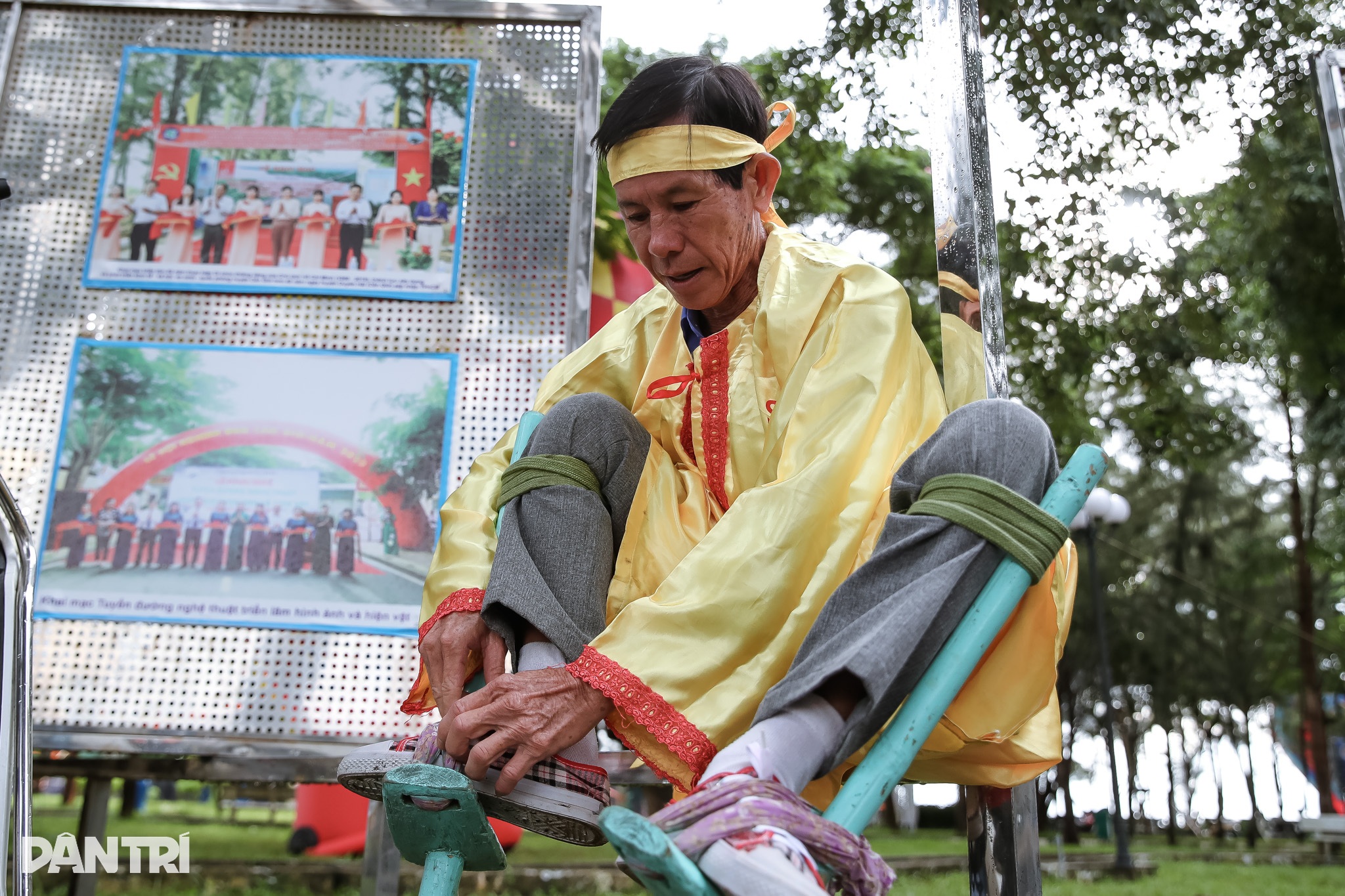 Pescadores correm e jogam futebol sobre pernas de pau no Festival da Baleia - Can Gio - 5 Ngư dân chạy đua, đá bóng bằng cà kheo tại Lễ hội Nghinh Ông - Cần Giờ  - 5