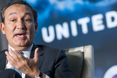 Ngược đãi hành khách, sếp United Airlines có thể mất 500 ngàn USD tiền thưởng