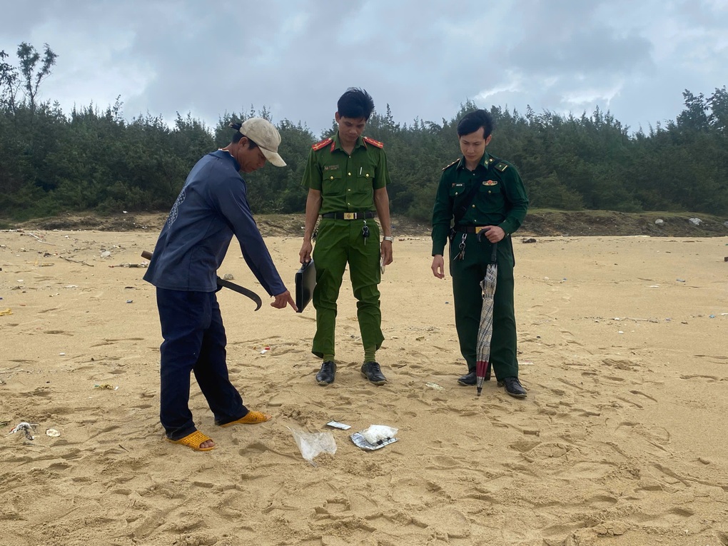 Phát hiện túi nilon chứa nhiều viên nén giống ma túy dạt vào bờ biển - 1 Phát hiện túi nilon chứa nhiều viên nén giống ma túy dạt vào bờ biển - 1