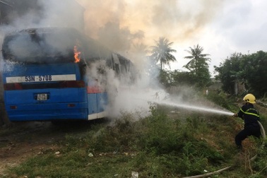 Xe khách bốc cháy dữ dội khi vừa được sửa chữa