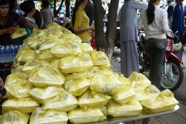 Một tiểu thương phát cơm trưa miễn phí cho các sĩ tử