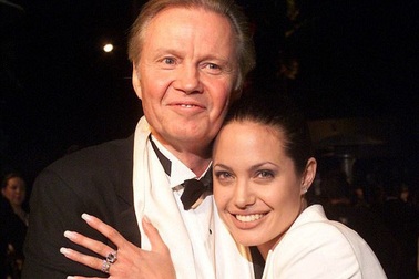 Cha Angelina Jolie không biết con gái từng bị đạo diễn quấy rối