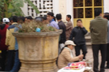 Đánh bạc giữa sân chùa