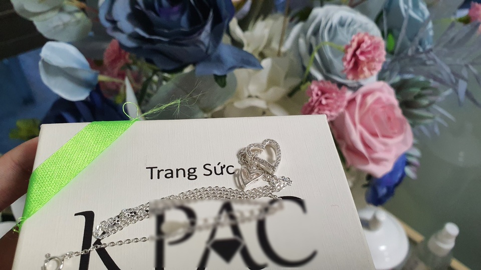 Chuyện lề trái ngày 20/10: Mua 3 món quà giống nhau, gửi cùng 1 lời chúc - 2 Chuyện lề trái ngày 20/10: Mua 3 món quà giống nhau, gửi cùng 1 lời chúc - 2